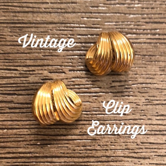 Vintage Jewelry - Vintage Goldtone Swirl Clip Earrings